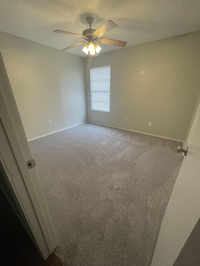 Building Photo - 929 NW Summercrest Blvd