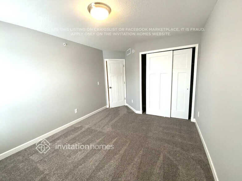 Building Photo - 10900 Everest Pl N