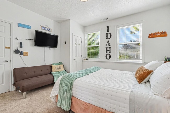 Building Photo - 7400 Newbrook Dr