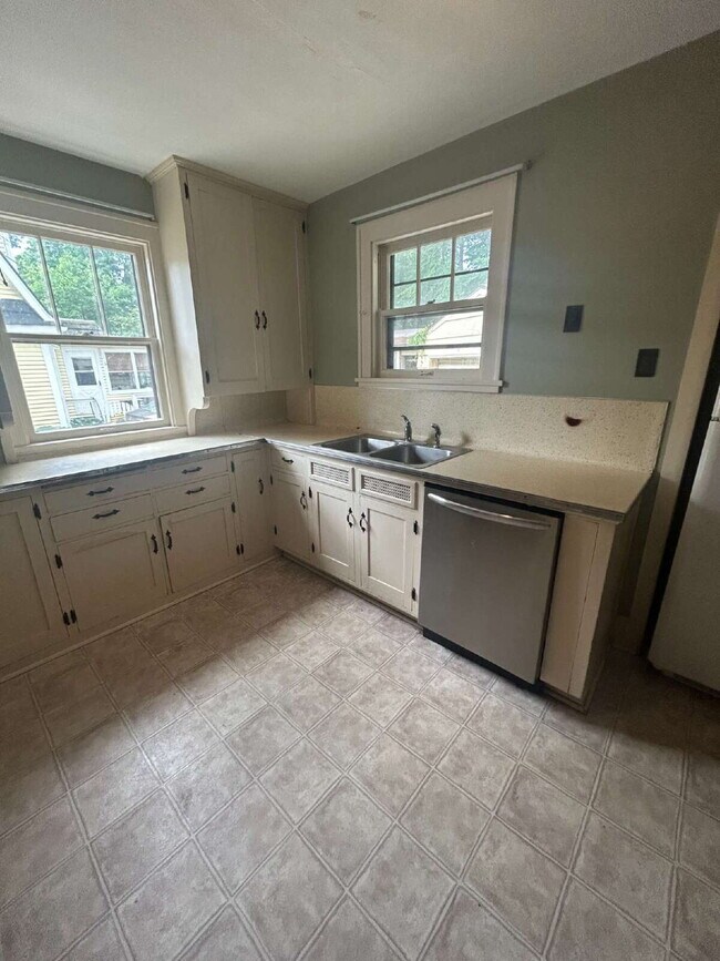 Building Photo - 4 Bedroom, 1.5 Bathroom - Available Now!