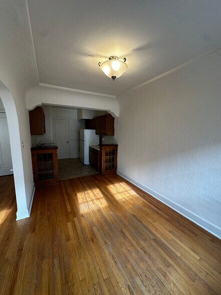 Building Photo - 4442 N Oakland Ave