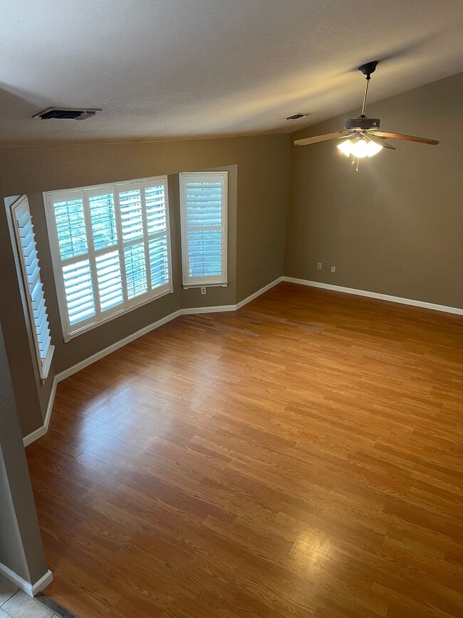 Building Photo - COUNTRY OAKS SUBDIVSION LARGE 3 BED 2 BATH...