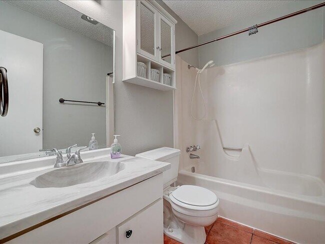 Building Photo - 10906 Meadgreen Ct
