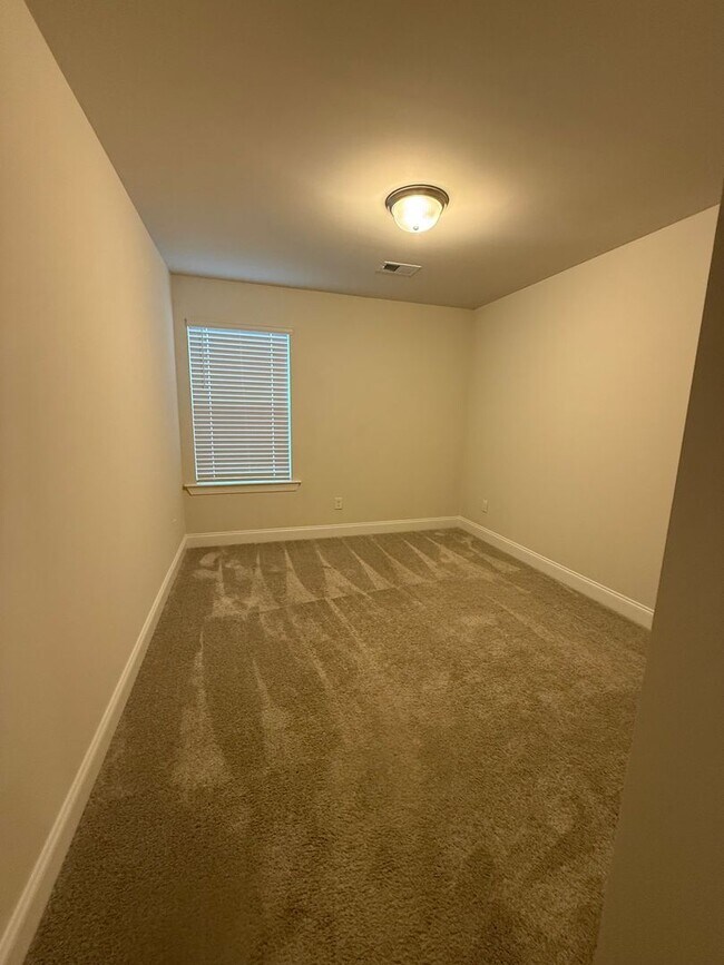 Building Photo - Three Bedroom Townhome Close to Columbia S...