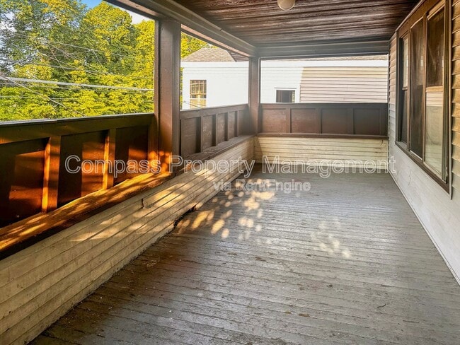 Building Photo - 707 Knapp St NE