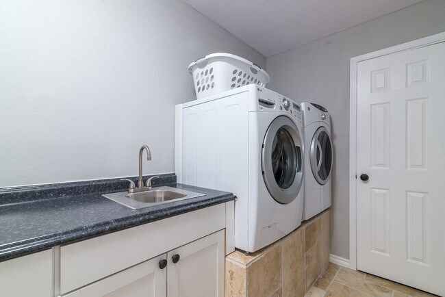 Building Photo - 6802 E Ludlow Dr