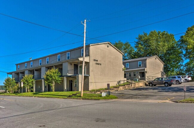 Building Photo - 620 S Cedar St