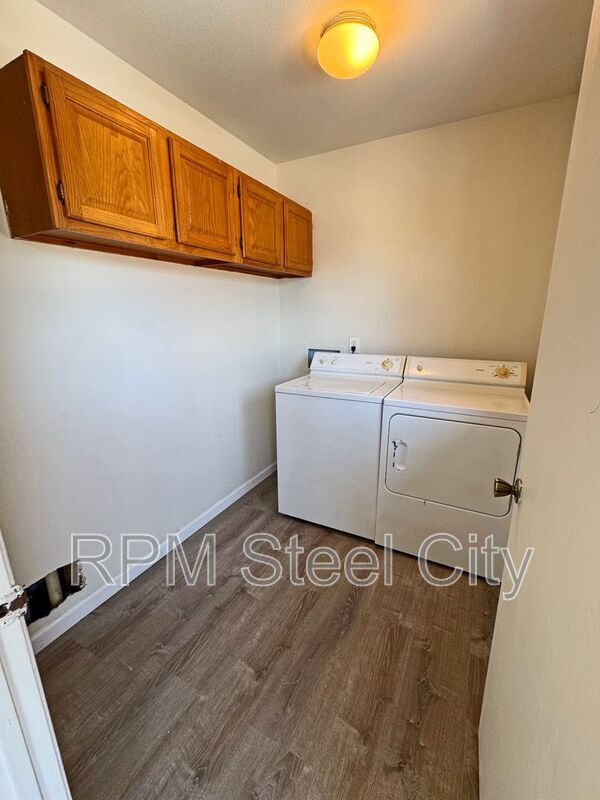 Building Photo - 924 E 5th St