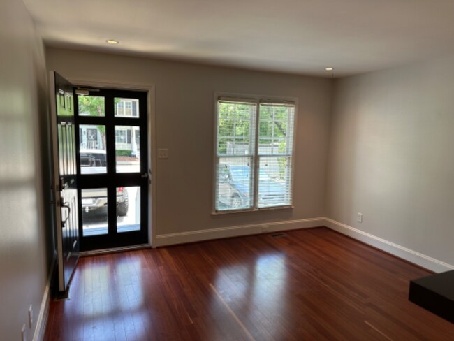 Building Photo - 2528 Noble Rd