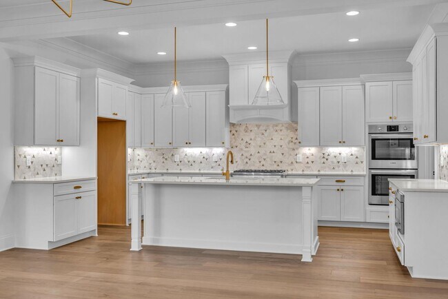 Building Photo - Luxury living in this brand new home - Franklin, TN