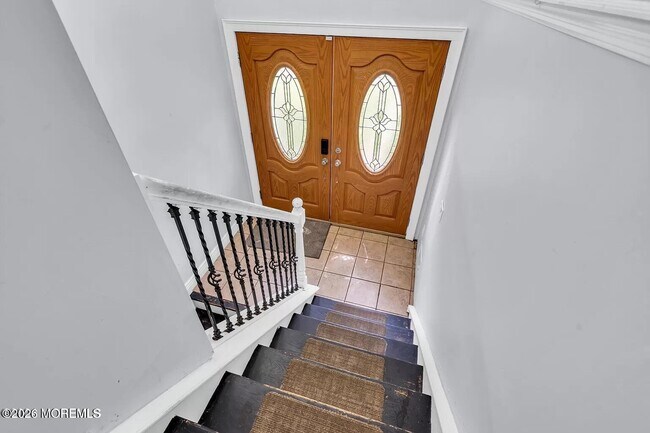 Building Photo - 518 River Dr