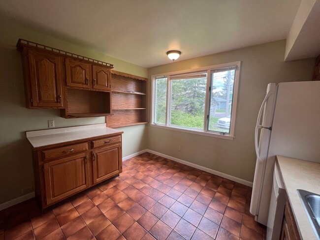 Building Photo - AVAILABLE JUNE - 3 BED 1 BATH NEAR CAMPUS