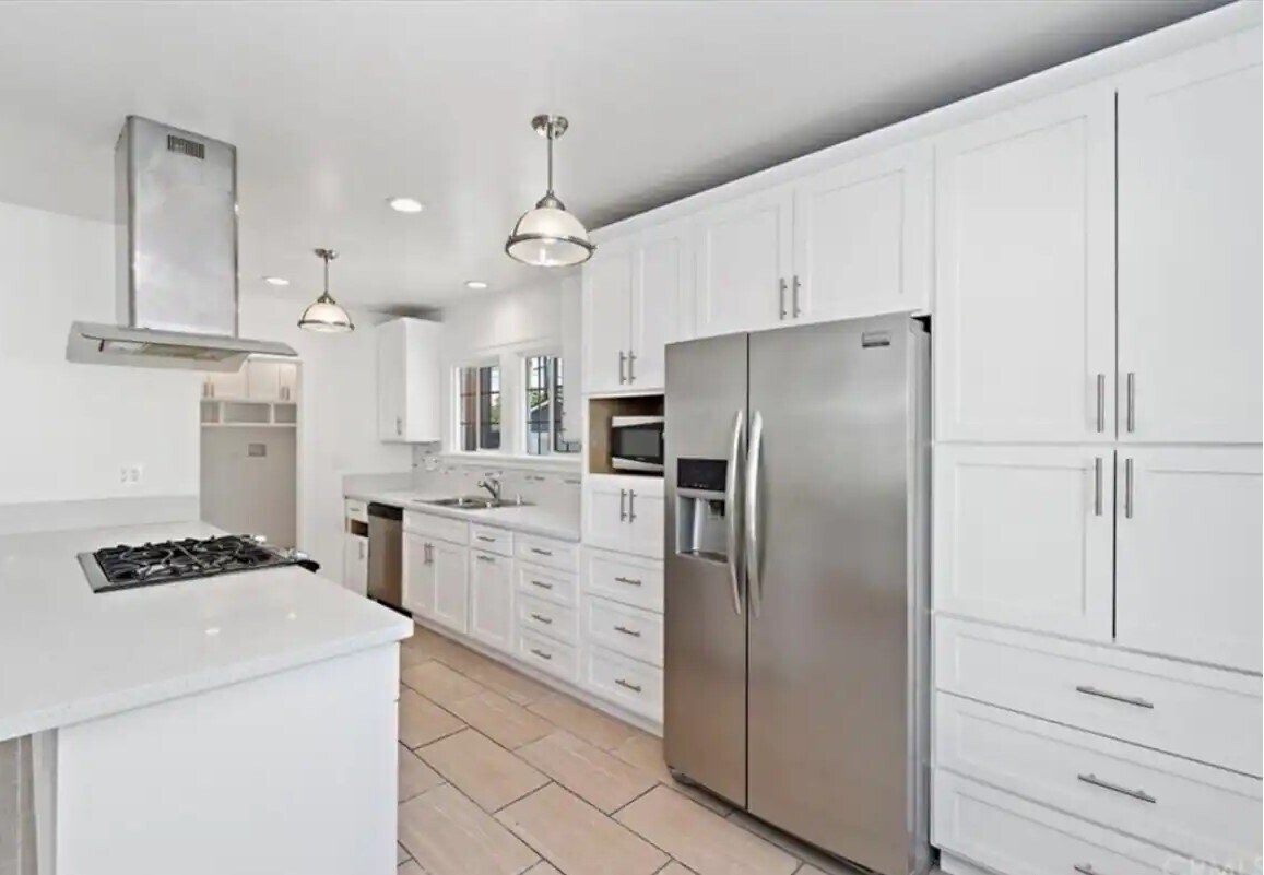 Building Photo - 1037 W 73rd St