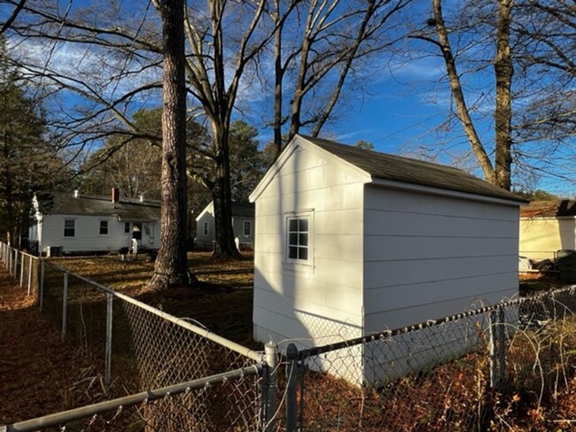 Building Photo - -- 3 BR/ 1 BA Three Bedroom Ranch House