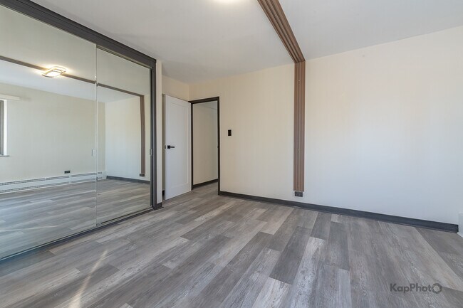 Building Photo - 7337 S South Shore Dr