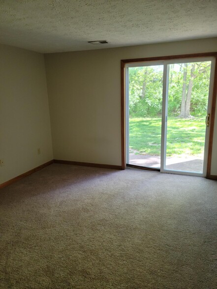 Building Photo - 703 Village Dr