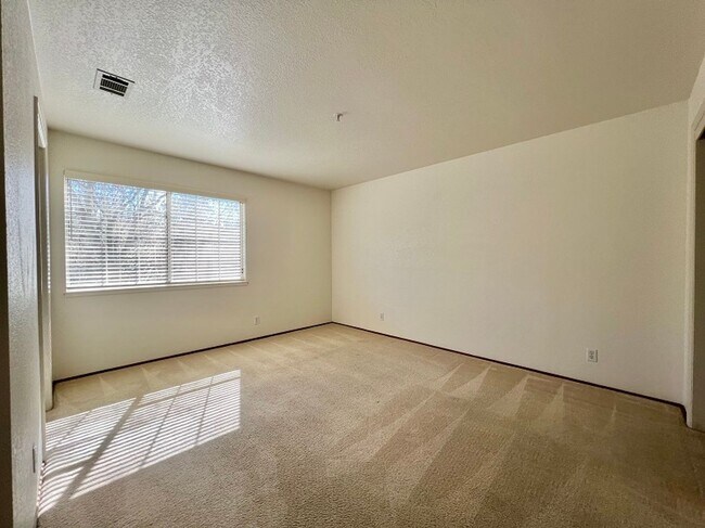 Building Photo - Beautiful Two Bedroom Valley Club Circle C...