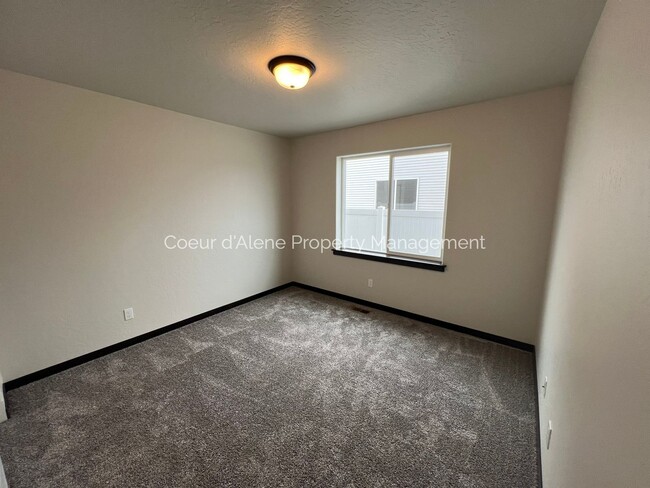 Building Photo - 3 bed, 2 bath house