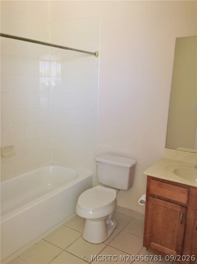 Building Photo - 2085 SE Avon Park Dr