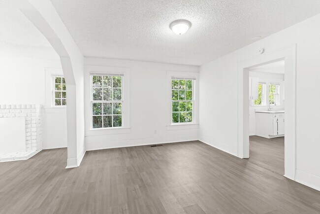 Building Photo - Stylish & Newly Renovated 4 Bedroom 2 Bath...