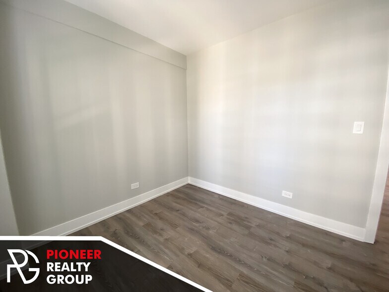 Building Photo - 503 W Belmont Ave