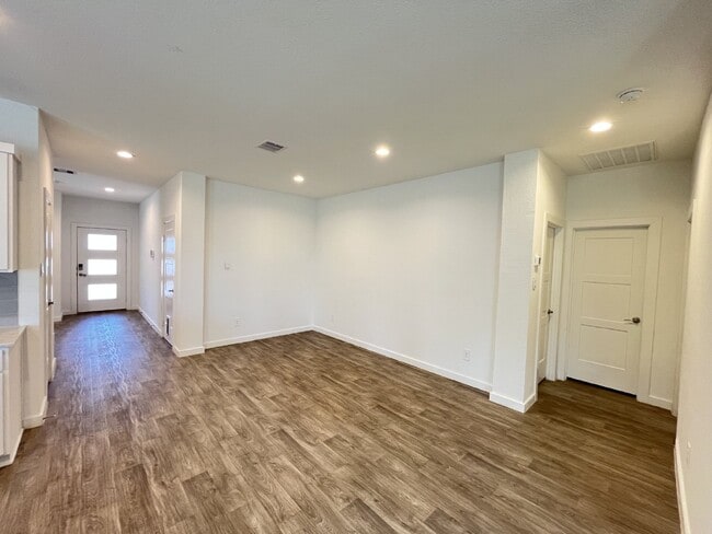 Building Photo - Modern 4-Bed Home with Office in Fosters Ridge Near The Woodlands | Open Layout & Resort-Style Am...