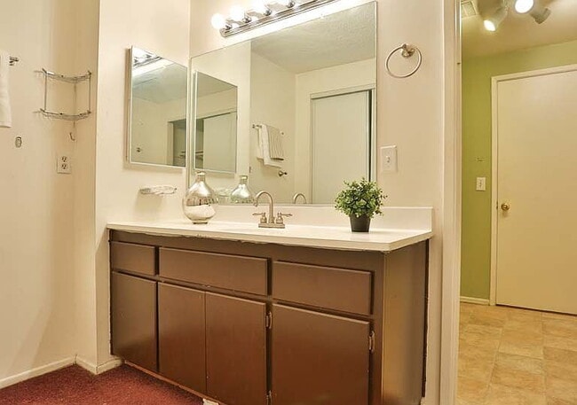 Building Photo - "Charming 2-Bedroom Retreat with Spacious ...