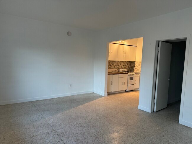 Building Photo - 2170 Bay Dr