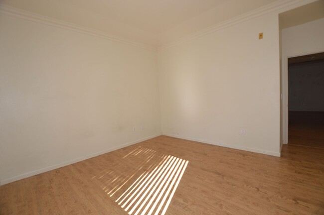 Building Photo - Meridian Unfurnished 2 Bed | 2 Bath Top Fl...