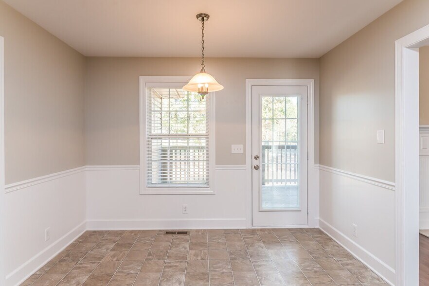 Building Photo - 220 Gatewood Dr