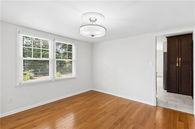 Building Photo - 800 Glenairy Dr NE