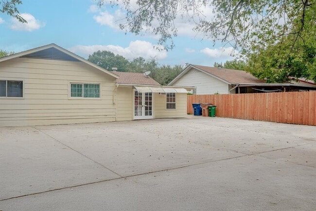 Building Photo - 9801 Oriole Dr