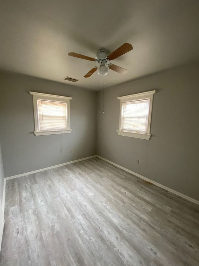 Building Photo - 3 Bed 1 Bath Now Available in east Lubbock