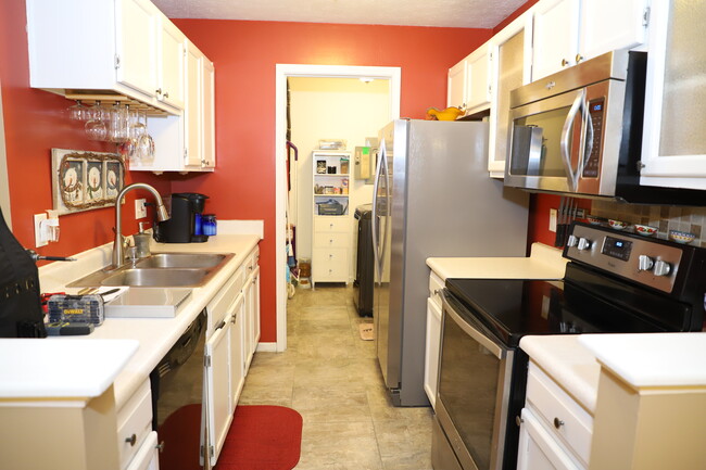 Kitchen with lot of storage - 10124 Carnation Court