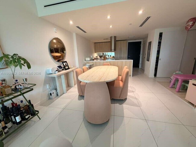 Building Photo - 9901 W Bay Harbor Dr