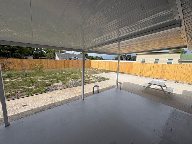 Building Photo - 2 Bed 1 Bath Single Family w/ Fenced Backyard