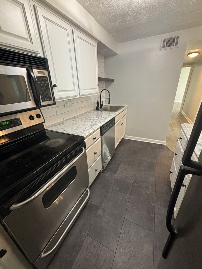 Building Photo - 2 Bedroom Condo in Hunting Ridge!