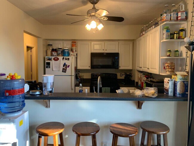 Building Photo - Spacious 3 Bedroom Apartment!