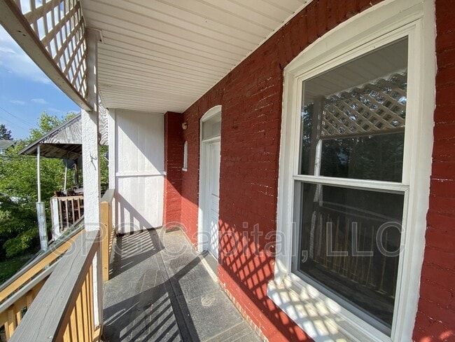 Building Photo - 220 W Jackson St