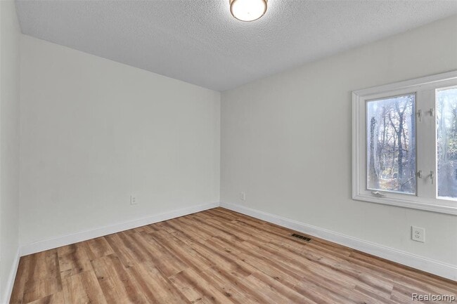 Building Photo - 8165 Leonard Dr