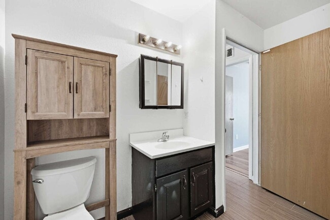 Building Photo - Spacious 5-Bed Retreat with Modern Updates in Aurora. Included - Greenhouse and Shed!
