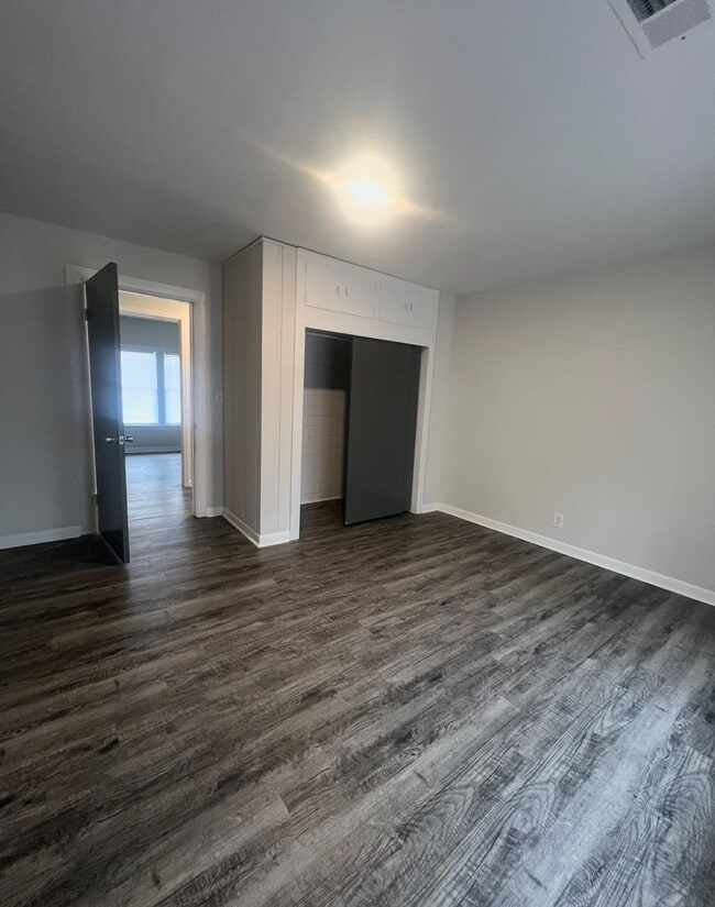 Building Photo - 4 bedroom 2 Bath - Available Now on Main Ave SW