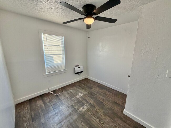 Building Photo - 2bed 1 bath Home Sweet Home