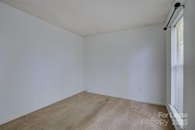 Building Photo - 405 N Summit Ave