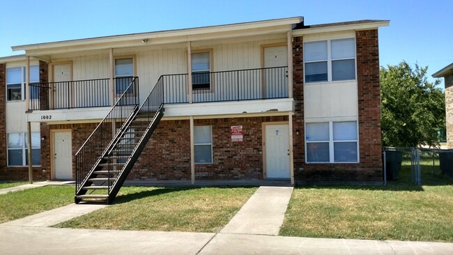 Primary Photo - 1002 Circle M Dr