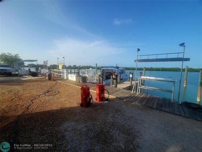 Building Photo - 300 Duck Key Dr