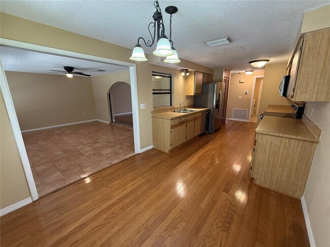 Building Photo - 525 Lakeview Dr