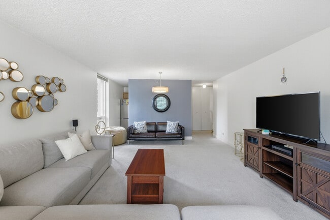 Building Photo - 200 N Dearborn St