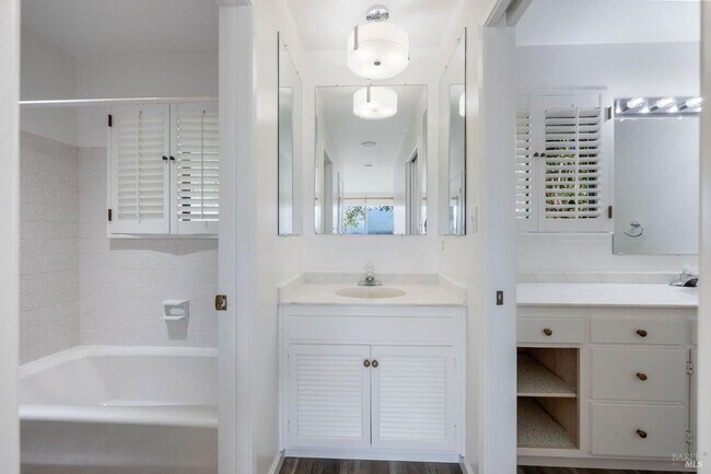 Building Photo - 121 Knoll Pl