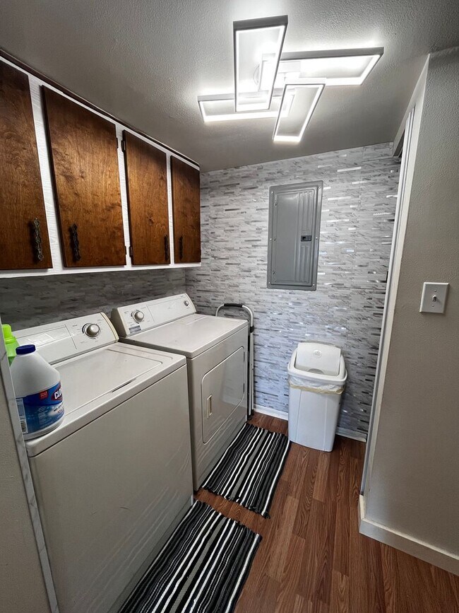 Building Photo - Hourglass District Condo - 2/2 with attached garage